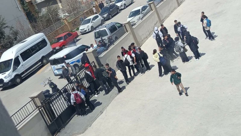 daktilock's tweet image. Gaziantep’te Mimar Sinan Anadolu Lisesi önünde, 15-16 yaşlarındaki 4 kişi ateş açtı. (Ensonhaber)