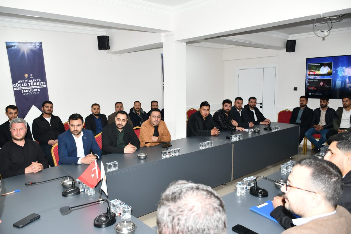 akgencliksurfa's tweet photo. 📍Ak Parti Eyyübiye İlçe Başkanlığı

Güneydoğu Anadolu Bölge Koordinatörümüz @ferdisenel25’in katılımlarıyla Eyyübiye İlçe Yönetim Kurulu toplantımızı gerçekleştirdik.

Toplantımızda;
-16 Mayıs Kocaeli programı kapsamında yürütülen hazırlık sürecini ele aldık.
-Saha organizasyonlarımızın daha sistemli ve etkin hale getirilmesine yönelik istişarelerde bulunduk.
-Üyelik çalışmalarımızın artırılması ve teşkilat yapımızın güçlendirilmesi konularını görüştük.
-Önümüzdeki döneme dair planlanan proje ve faaliyetler hakkında kapsamlı değerlendirmeler yaptık.

Verimli geçen toplantımızda, birlik ve koordinasyon içerisinde daha güçlü bir teşkilat yapısı oluşturma hedefi doğrultusunda önemli kararlar alarak çalışmalarımıza yön verdik.

#GüçlüTürkiye #GüçlüGençlik 

@avyusufibis @bybekirbozdag @osmannazlier @milhamigunbegi @furkankucukk_ @SalihAldeniz5 @AkgencEyyubiye