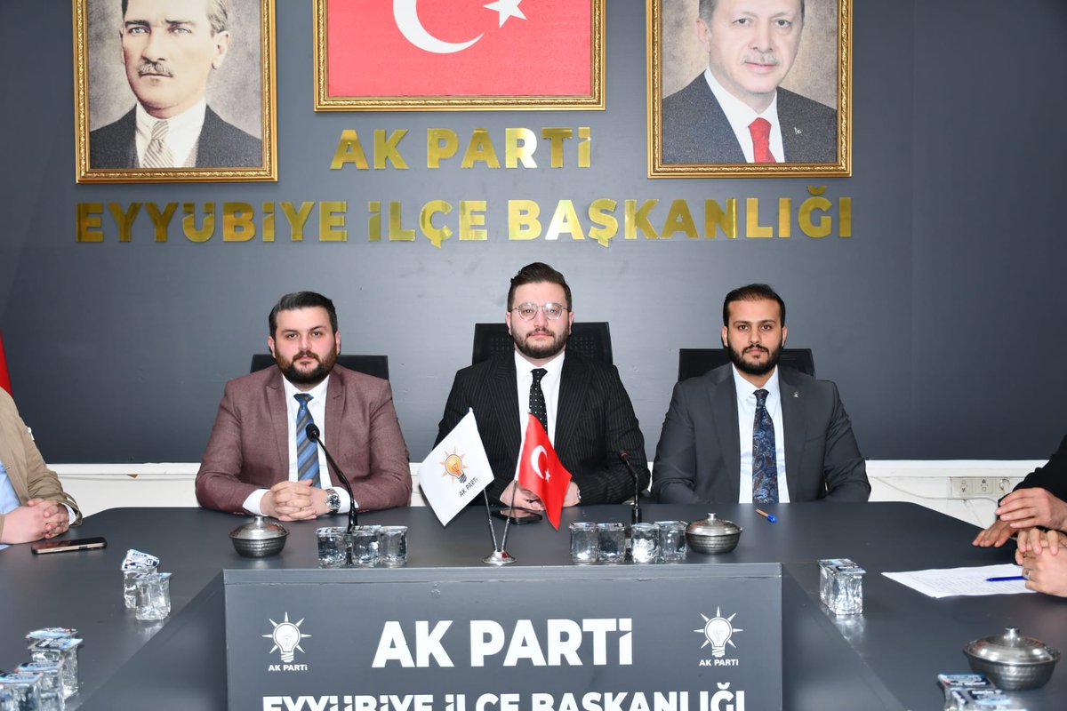 akgencliksurfa's tweet photo. 📍Ak Parti Eyyübiye İlçe Başkanlığı

Güneydoğu Anadolu Bölge Koordinatörümüz @ferdisenel25’in katılımlarıyla Eyyübiye İlçe Yönetim Kurulu toplantımızı gerçekleştirdik.

Toplantımızda;
-16 Mayıs Kocaeli programı kapsamında yürütülen hazırlık sürecini ele aldık.
-Saha organizasyonlarımızın daha sistemli ve etkin hale getirilmesine yönelik istişarelerde bulunduk.
-Üyelik çalışmalarımızın artırılması ve teşkilat yapımızın güçlendirilmesi konularını görüştük.
-Önümüzdeki döneme dair planlanan proje ve faaliyetler hakkında kapsamlı değerlendirmeler yaptık.

Verimli geçen toplantımızda, birlik ve koordinasyon içerisinde daha güçlü bir teşkilat yapısı oluşturma hedefi doğrultusunda önemli kararlar alarak çalışmalarımıza yön verdik.

#GüçlüTürkiye #GüçlüGençlik 

@avyusufibis @bybekirbozdag @osmannazlier @milhamigunbegi @furkankucukk_ @SalihAldeniz5 @AkgencEyyubiye