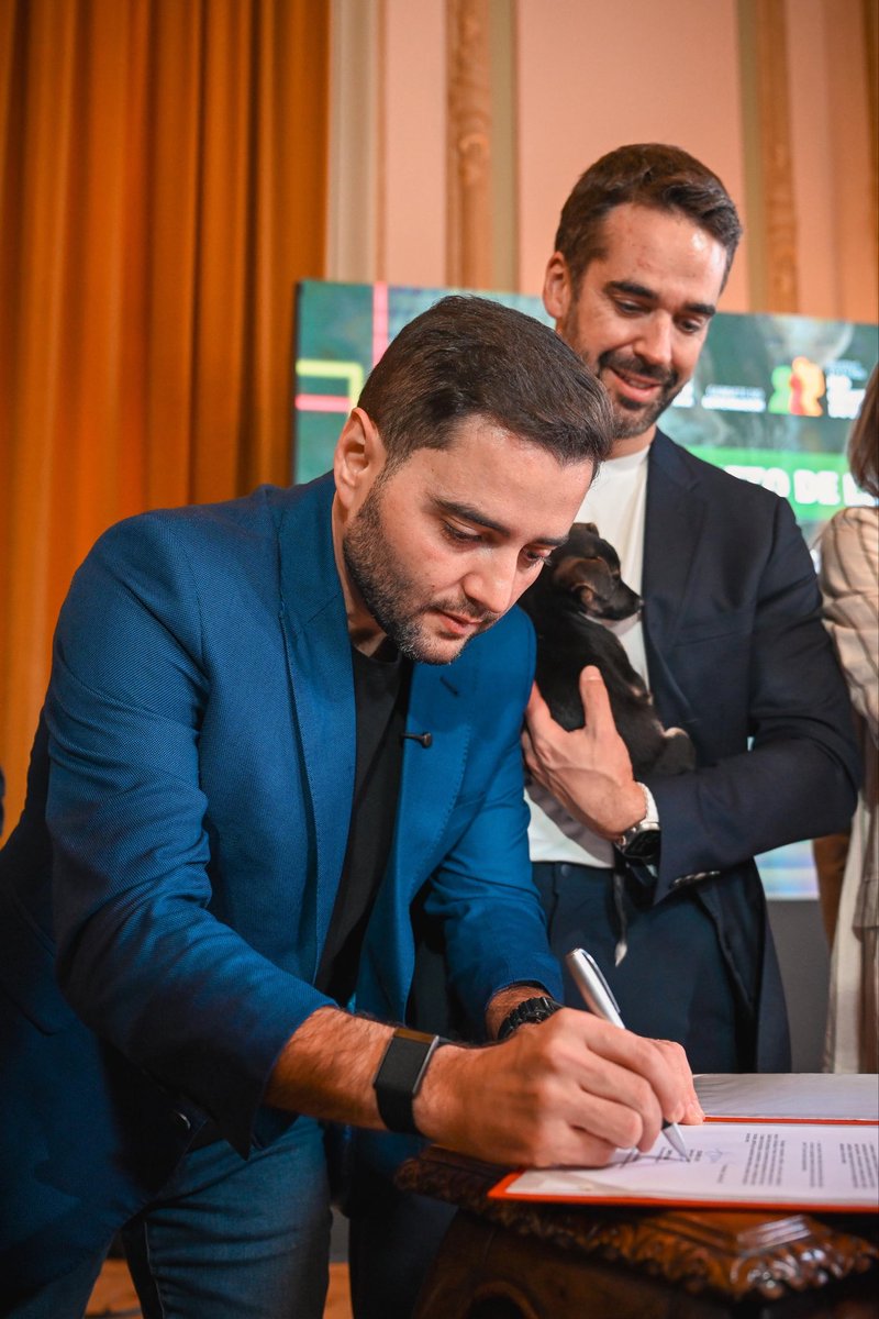 GabrielSouza_RS's tweet photo. Hoje o Rio Grande do Sul deu um passo histórico na proteção animal. Junto com o governador @EduardoLeite_ sancionamos o primeiro fundo estadual exclusivo para o bem-estar de cães, gatos e equinos no Brasil, com investimento inicial de R$ 5 milhões do @governo_rs, que poderão ser repassados aos fundos municipais.

Como médico veterinário, tenho conhecimento e proximidade com essa pauta, que sempre foi uma prioridade na minha vida pública. Ao longo dos anos, trabalhei para avançar em políticas e ações concretas voltadas à proteção e ao bem-estar animal no nosso Estado.

Cuidar dos animais também é cuidar da sociedade. É evolução, responsabilidade e respeito à vida. Com o fundo como política de Estado, vamos garantir mais estrutura, recursos permanentes para municípios e entidades, e mais dignidade para os animais e para quem dedica a vida a essa causa, muitas vezes de forma voluntária.