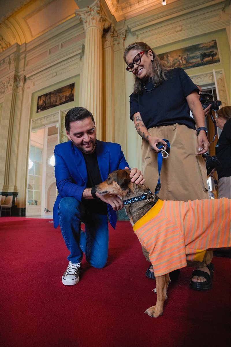 GabrielSouza_RS's tweet photo. Hoje o Rio Grande do Sul deu um passo histórico na proteção animal. Junto com o governador @EduardoLeite_ sancionamos o primeiro fundo estadual exclusivo para o bem-estar de cães, gatos e equinos no Brasil, com investimento inicial de R$ 5 milhões do @governo_rs, que poderão ser repassados aos fundos municipais.

Como médico veterinário, tenho conhecimento e proximidade com essa pauta, que sempre foi uma prioridade na minha vida pública. Ao longo dos anos, trabalhei para avançar em políticas e ações concretas voltadas à proteção e ao bem-estar animal no nosso Estado.

Cuidar dos animais também é cuidar da sociedade. É evolução, responsabilidade e respeito à vida. Com o fundo como política de Estado, vamos garantir mais estrutura, recursos permanentes para municípios e entidades, e mais dignidade para os animais e para quem dedica a vida a essa causa, muitas vezes de forma voluntária.