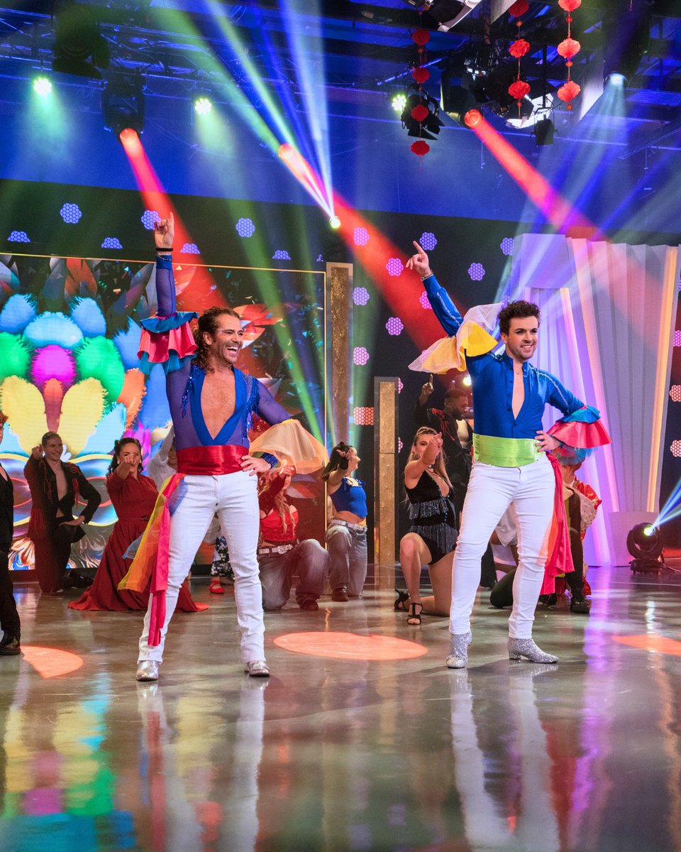 BailamosTVG's tweet photo. Paco e Tomás puxeron a bailar a todos con ‘La vida es un carnaval’ de Celia Cruz! Unha coreografía chea de cores. #Bailamos7 https://t.co/LD6MTkqWzM