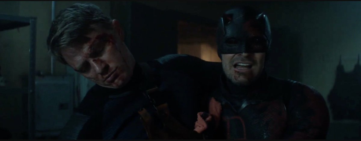 Mientras Fisk termino perdiendo a la persona que más amaba.
Daredevil termino salvando a la persona que más odiaba.