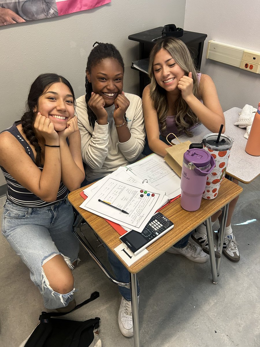 CLopez_AMS's tweet photo. Early College students having lot of fun learning about probability, while getting to eat M&amp;M’s! @PHills_HS @SISD_Herrera https://t.co/EvbNtqj6lv