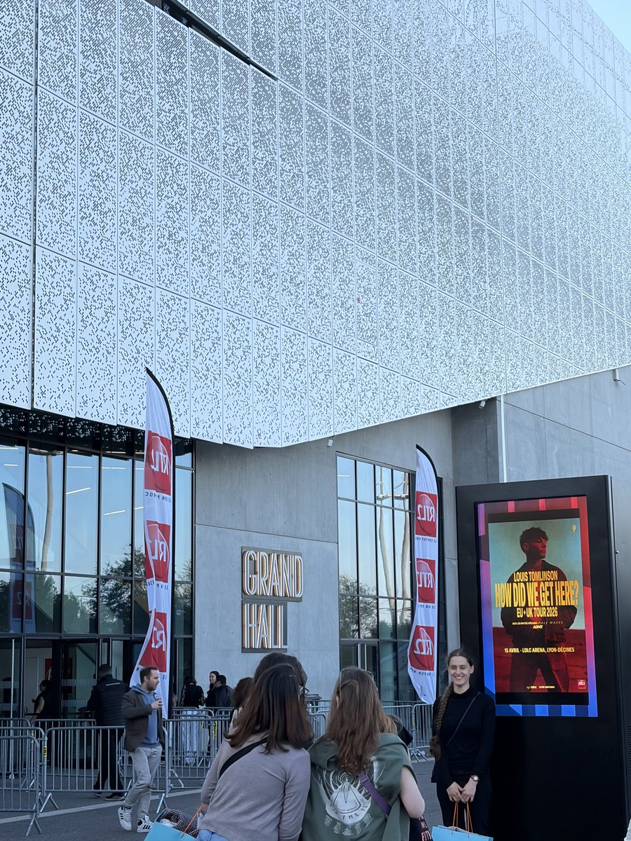 karma’s got a kiss for you tweet media