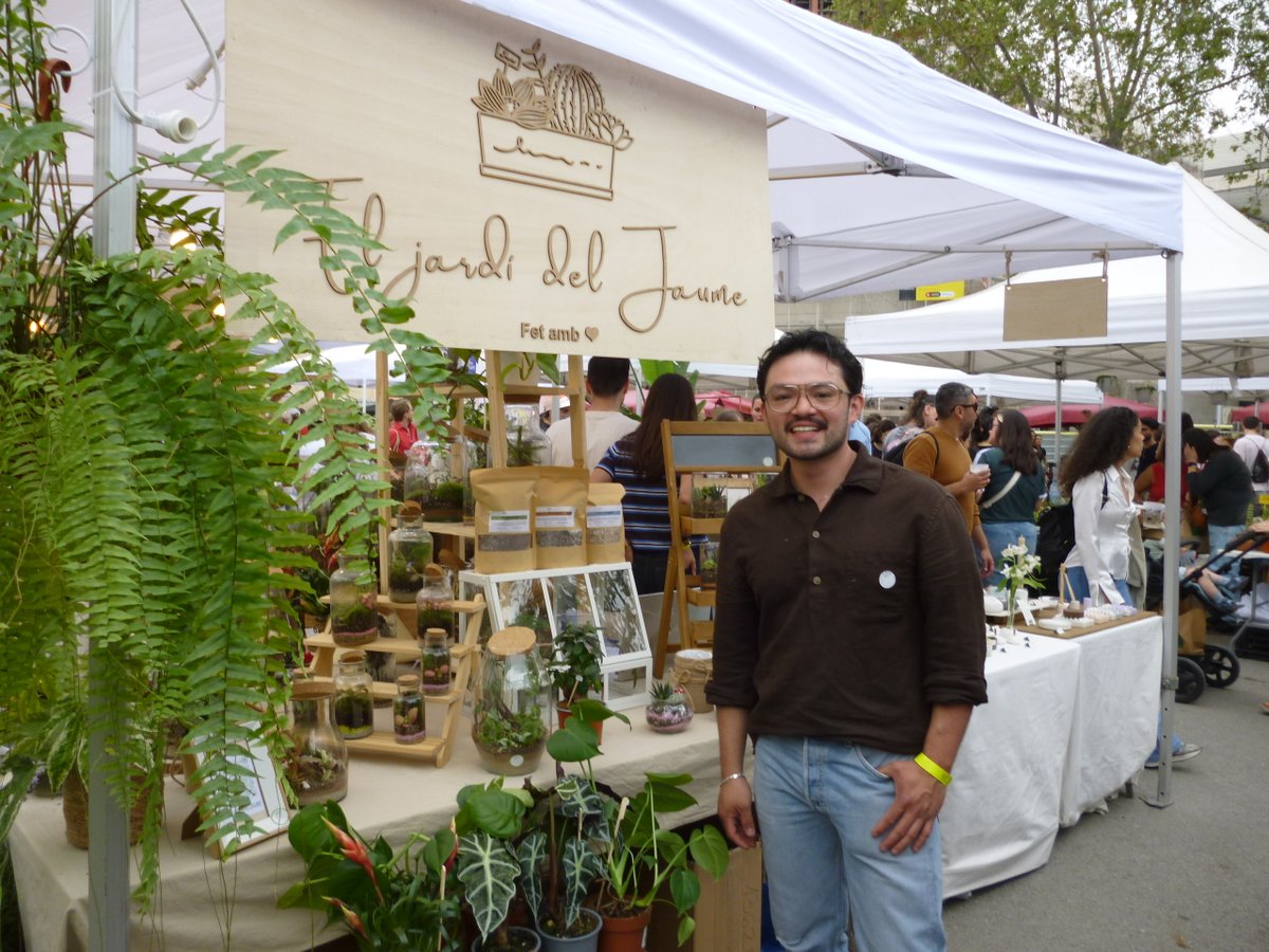 sants3radio's tweet photo. El festival #Flors al #Mercat ha tornat a la plaça Margarida Xirgú del Poble-sec.🪻🌸
Al #SantsMontjuïcAlDia escoltem reportatge amb l'@OlgaNM7, que va entrevistar les organitzadores i visitants de la fira.
🎧Audio👉https://t.co/vl0GR7hL7b
📰Notícia📸👉https://t.co/556BP8ISJR https://t.co/YbkRDsGlRV