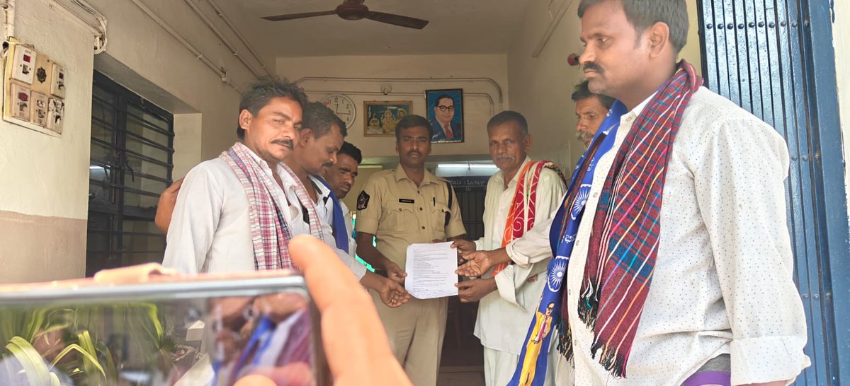 DevagiriSCVoice's tweet photo. Today we submitted complaints to SI, MRO, and CI regarding caste discrimination in Devagiri village.
Still no action taken.
We request immediate justice.
#JusticeForSC https://t.co/nC9AEmkopb