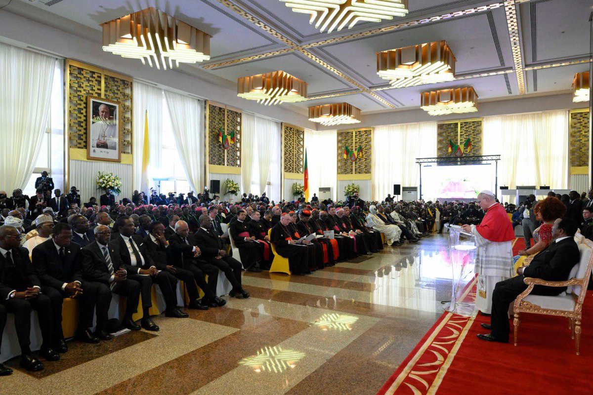 wandafu7's tweet image. 🇨🇲 C’est au Palais de l’unité que le #Pape Léon XIV a effectué sa première prise de parole mercredi 15 avril au #Cameroun. Dans son discours aux autorités, à la société civile et au corps diplomatique, le Souverain pontife a détaillé ses aspirations pour le pays, appelant à