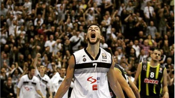 E sad ce majumuni da vidite kako se gine za Partizan 

<a href="/sterlingbrown/">sterlingbrown</a> <a href="/1JabariParker/">Jabari Parker</a> <a href="/dylanosetkowski/">dylan</a> i ostali retardi koji se vucaraju po terenu