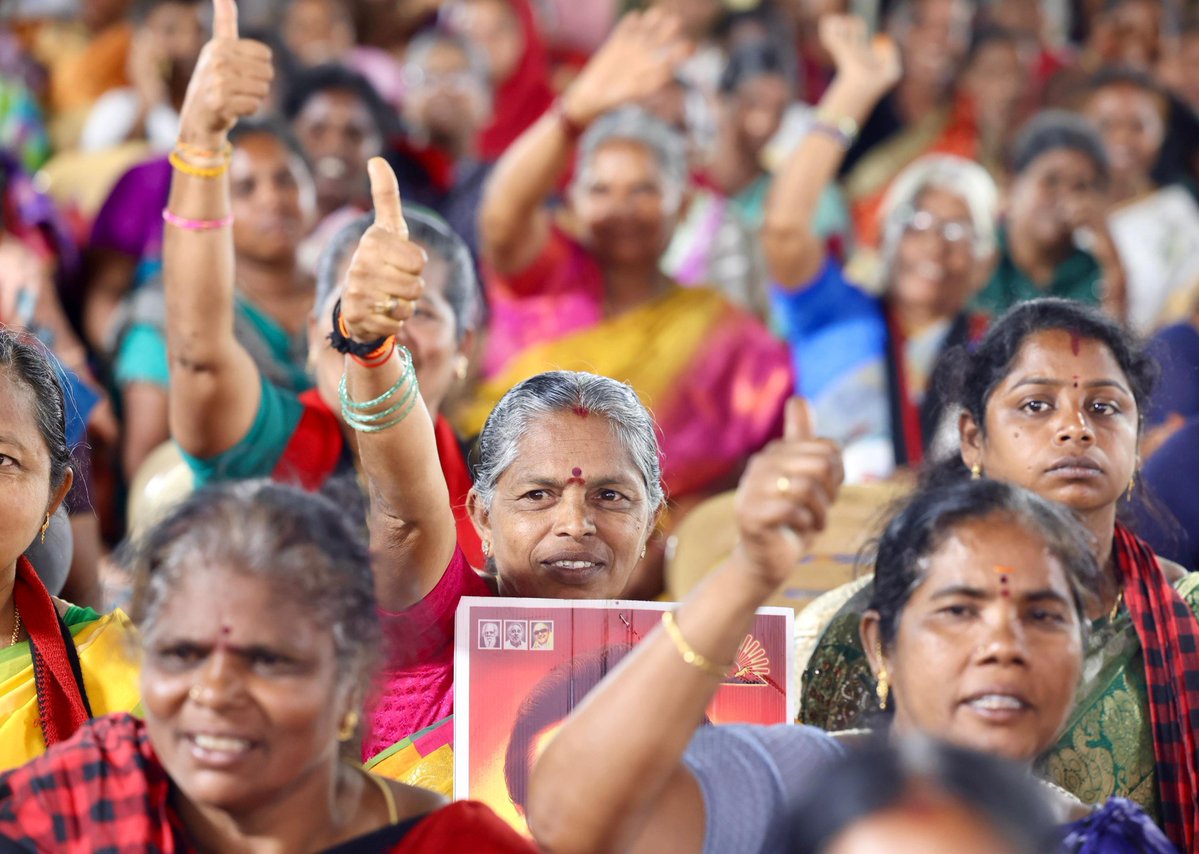 Yenman13's tweet image. #SteelCity சேலத்தில் இருந்து இந்த ஸ்டாலினின் சூளுரை: #DravidianModel ஆட்சி என்றுமே பெண்களுக்கான ஆட்சியாகத் திகழும்!

🏴 அண்டை மாநிலத் தலைவர்கள் கூட அரசியல் வேறுபாடுகளைக் கடந்து தொகுதி மறுவரையறையை எதிர்த்துக் குரல் கொடுக்கிறார்கள்!

🏴 பழனிசாமி யார் பக்கம்? கடைசி வரை கோழையாக,