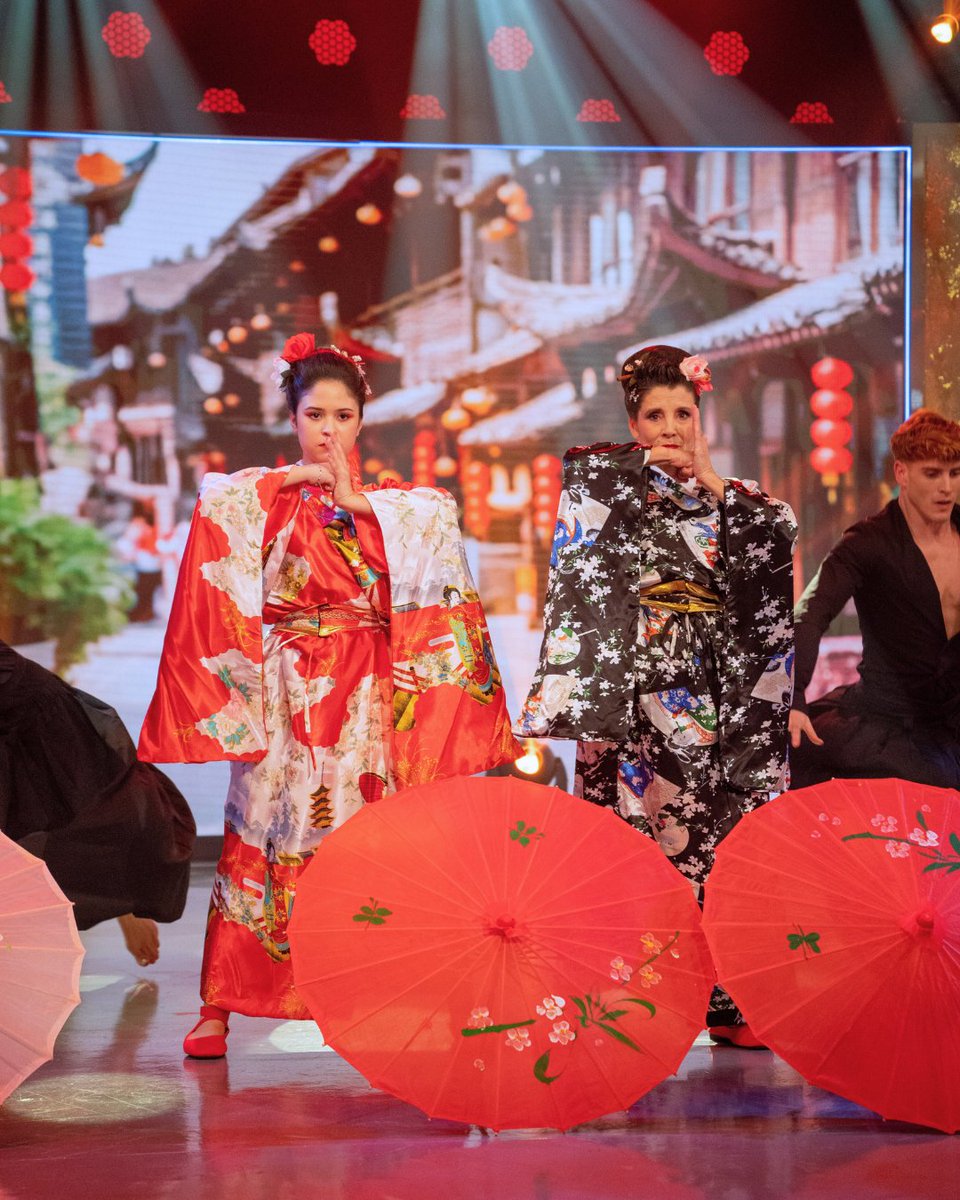 BailamosTVG's tweet photo. Iria e Loli fixéronnos viaxar ata Oriente con ‘Dragón vermello’. Elegancia e movementos precisos caracterizan este baile, inspirado na danza chinesa #Bailamos7 https://t.co/sj2LwfkDsC