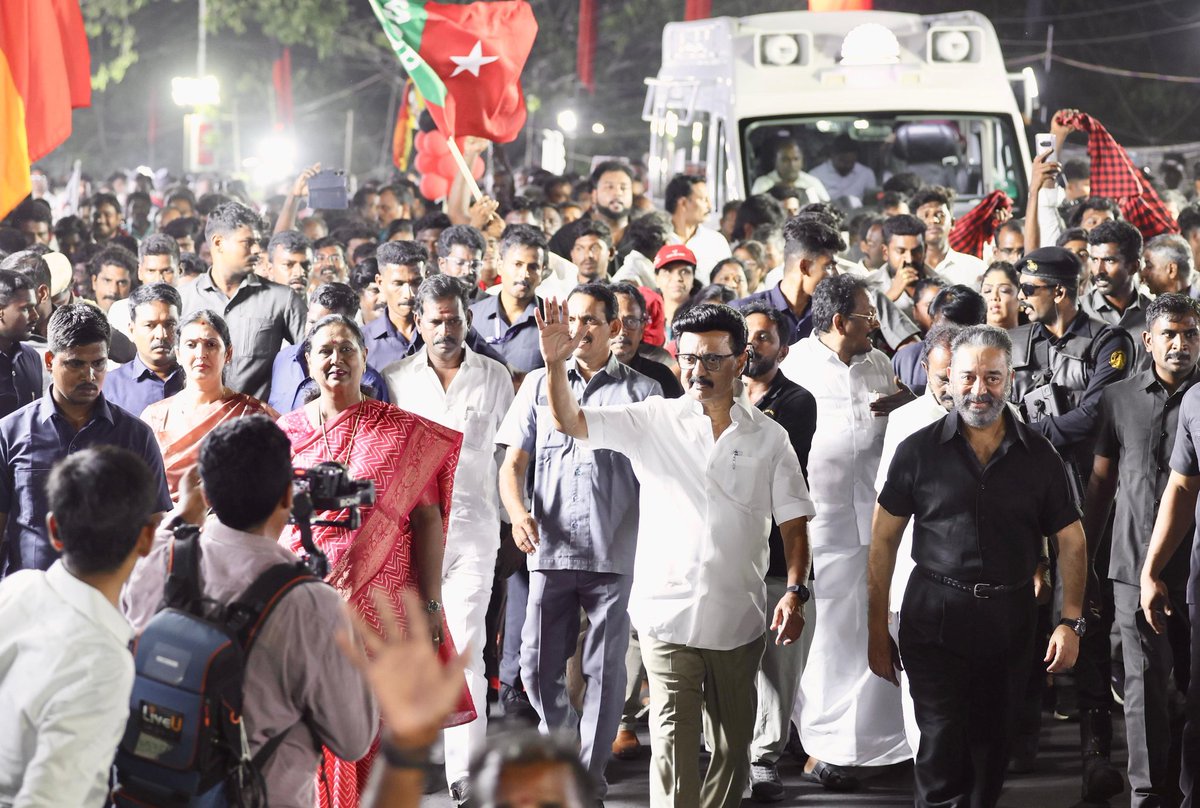 Yenman13's tweet image. #SteelCity சேலத்தில் இருந்து இந்த ஸ்டாலினின் சூளுரை: #DravidianModel ஆட்சி என்றுமே பெண்களுக்கான ஆட்சியாகத் திகழும்!

🏴 அண்டை மாநிலத் தலைவர்கள் கூட அரசியல் வேறுபாடுகளைக் கடந்து தொகுதி மறுவரையறையை எதிர்த்துக் குரல் கொடுக்கிறார்கள்!

🏴 பழனிசாமி யார் பக்கம்? கடைசி வரை கோழையாக,