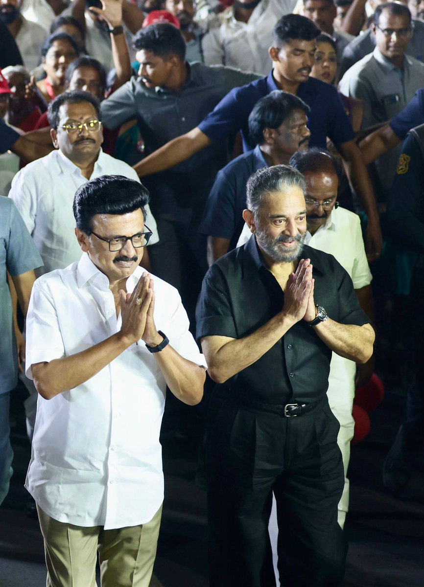 Yenman13's tweet image. #SteelCity சேலத்தில் இருந்து இந்த ஸ்டாலினின் சூளுரை: #DravidianModel ஆட்சி என்றுமே பெண்களுக்கான ஆட்சியாகத் திகழும்!

🏴 அண்டை மாநிலத் தலைவர்கள் கூட அரசியல் வேறுபாடுகளைக் கடந்து தொகுதி மறுவரையறையை எதிர்த்துக் குரல் கொடுக்கிறார்கள்!

🏴 பழனிசாமி யார் பக்கம்? கடைசி வரை கோழையாக,