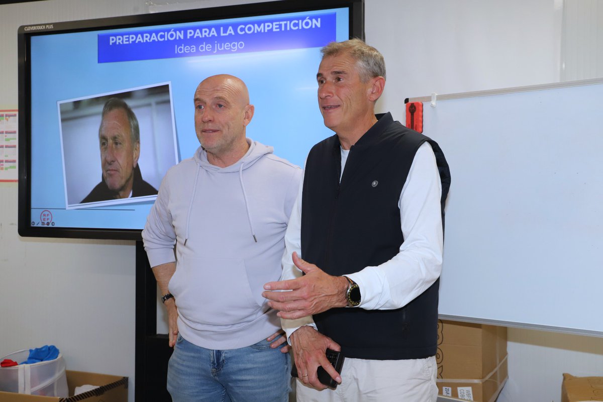 EntrenadoRffm's tweet photo. El presidente del Comité de Entrenadores de la RFFM, @serranonino, ha agradecido a Julián Calero su predisposición para ser uno de los ponentes de un curso pionero, donde el alumnado va a recibir una formación referente en el fútbol nacional e internacional. https://t.co/MVrA18EyDc