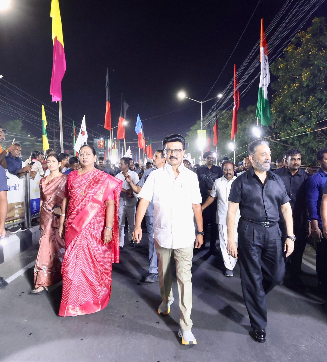 Yenman13's tweet image. #SteelCity சேலத்தில் இருந்து இந்த ஸ்டாலினின் சூளுரை: #DravidianModel ஆட்சி என்றுமே பெண்களுக்கான ஆட்சியாகத் திகழும்!

🏴 அண்டை மாநிலத் தலைவர்கள் கூட அரசியல் வேறுபாடுகளைக் கடந்து தொகுதி மறுவரையறையை எதிர்த்துக் குரல் கொடுக்கிறார்கள்!

🏴 பழனிசாமி யார் பக்கம்? கடைசி வரை கோழையாக,