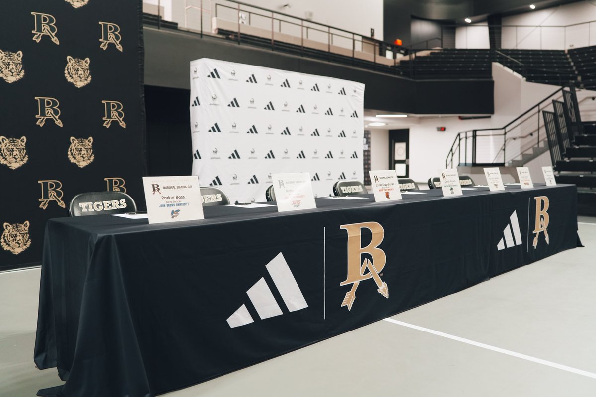batigersports's tweet photo. The stage is set...
Fourteen Broken Arrow student-athletes will officially sign their letters of intent to compete at the next level today at 2PM at the Event Center. Watch it live on @ArrowVisionBA 
#BuildTheLegacy x #goba🐅
https://t.co/az3IPRDsnp https://t.co/vxrBRzbYdo