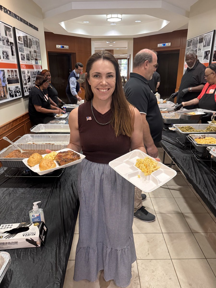 CampbellLawSch's tweet image. A big thanks to the #CampbellLaw @campbelllawsba for hosting today’s #lastdayofclass #BBQ at noon today! Now that’s #leadingwithpurpose👏🐪!
