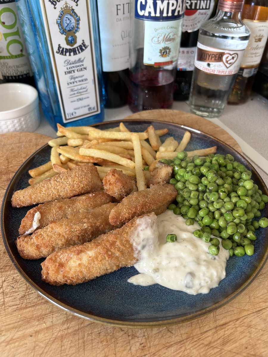 NickKeep_NKA's tweet image. Last nights dinner and Beef burger and fries at JFK, this evenings  long fin tuna Goujons, french fries and minted petit poi’s, who doesn’t love a rustic dinner or is it tea? @girl_merc @wass74  #Wednesday #Dinner #Tea