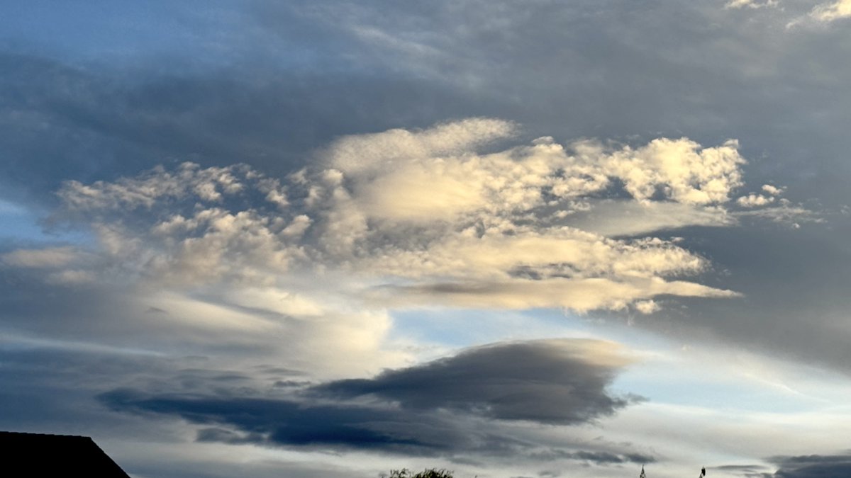 jonimarielew's tweet image. Morning clouds in the desert. #clouds #cloudy #desert #Skies #Nevada #sunrise #colors