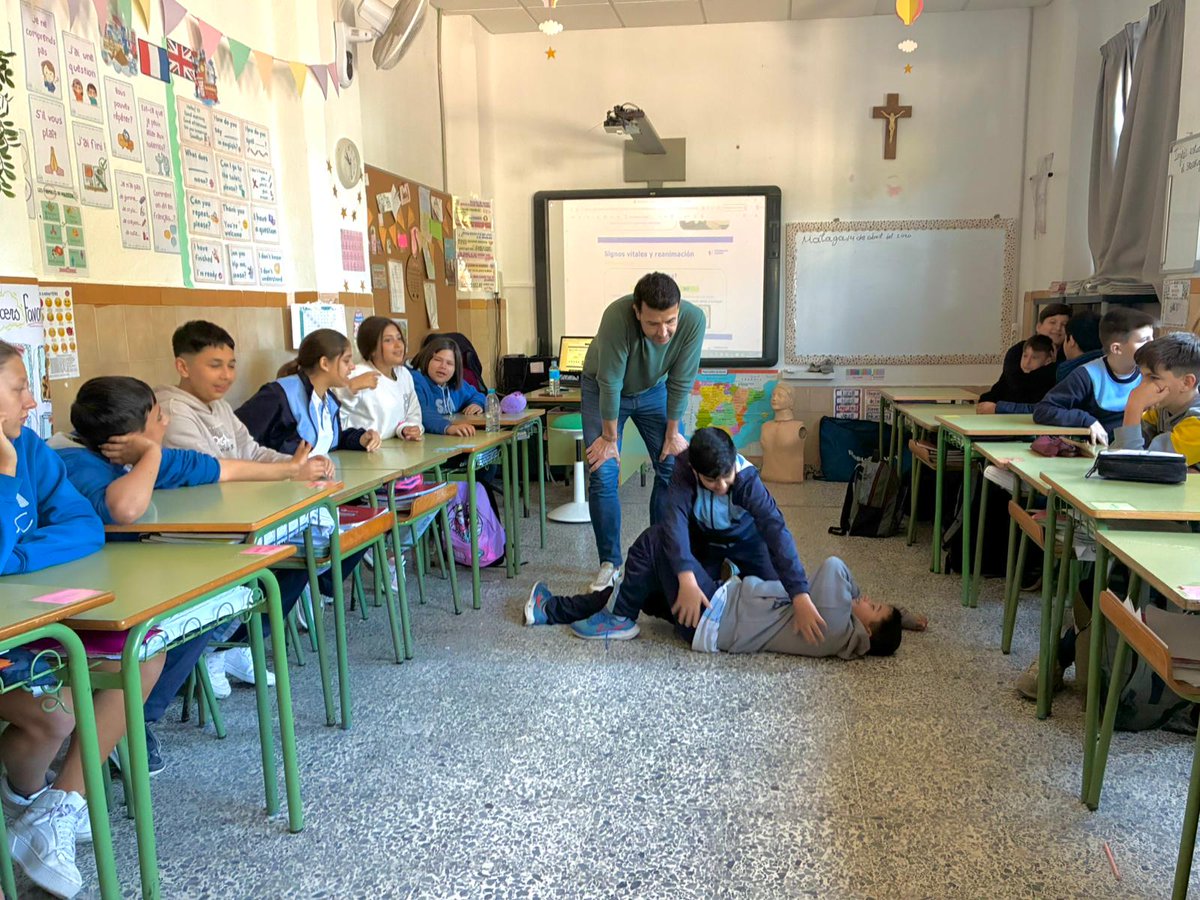 SAFAICET's tweet image. La clase de 6° de Primaria ha recibido hoy un taller sobre RCP (reanimación cardiopulmonar), primeros auxilios y actuación en caso de atragantamiento. 
💪🏻😃👍🏻
#YoConSAFA #FamiliaSAFA #VenMiraSienteSAFA #EducamosPersonasCreamosFuturo @fundacionsafa @educsi @JesuitasESP