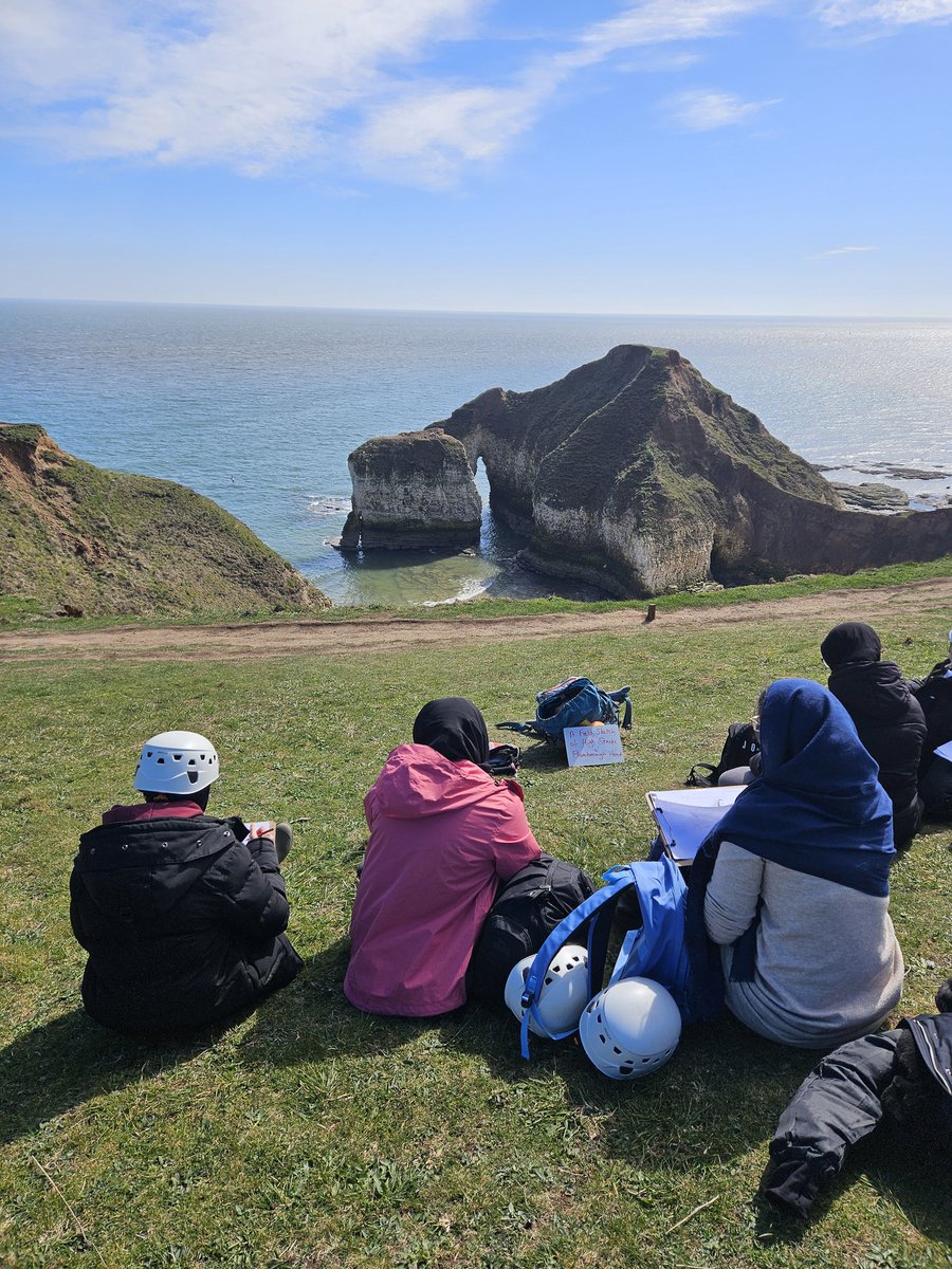 CranedaleCentre's tweet image. Field sketches are such a fantastic method for students to learn as they can used for any geographical topic. They also provide a moment of calm, quiet connection with nature in an otherwise busy fieldwork day.

Where's your favourite spot to field sketch?

#fieldwork #geography