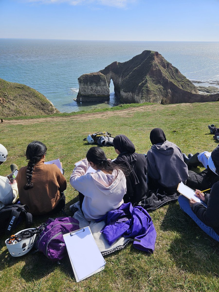 CranedaleCentre's tweet image. Field sketches are such a fantastic method for students to learn as they can used for any geographical topic. They also provide a moment of calm, quiet connection with nature in an otherwise busy fieldwork day.

Where's your favourite spot to field sketch?

#fieldwork #geography