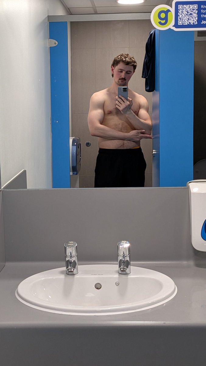 MichaelMcKenzee's tweet photo. Need someone to massage my arms https://t.co/wXffeCvq82
