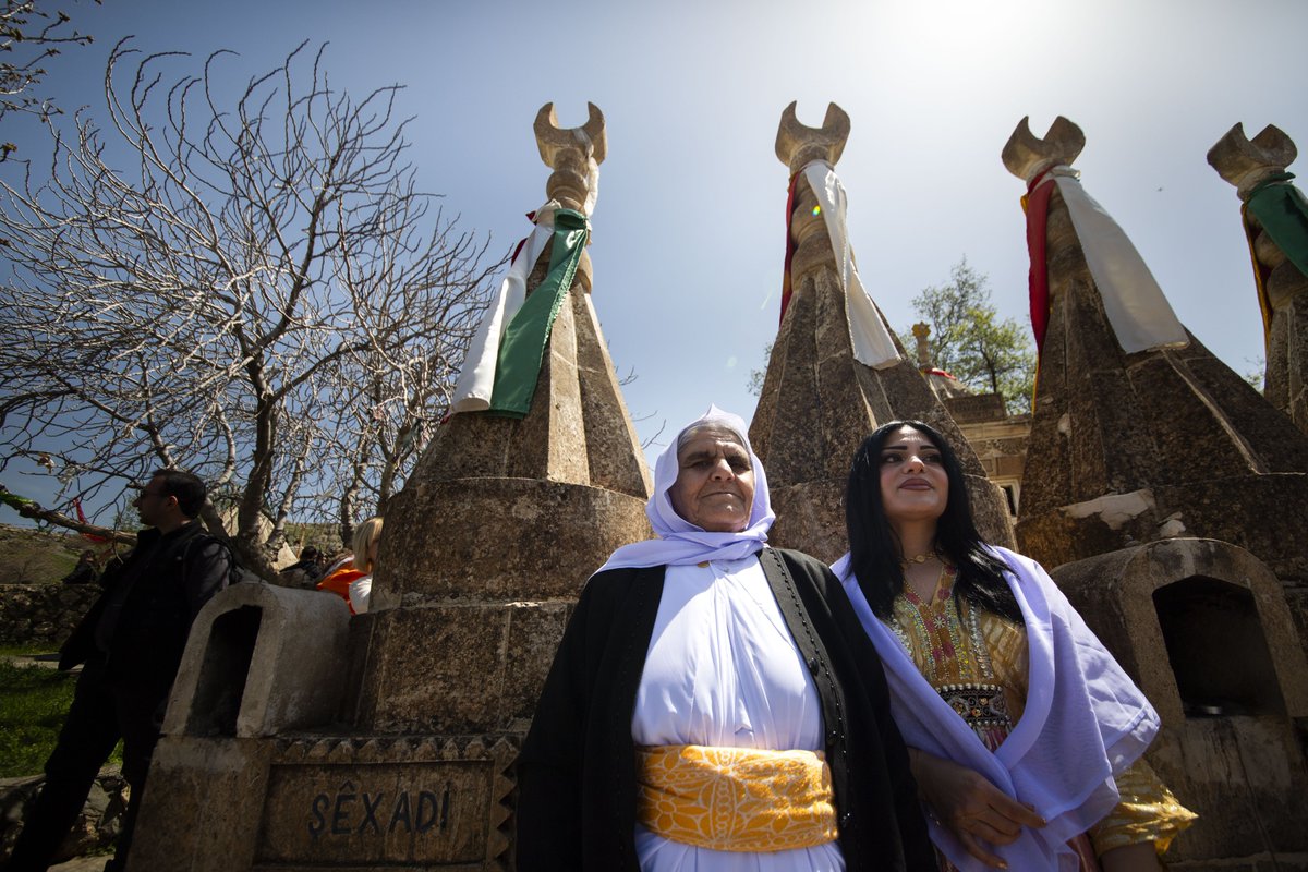 RudawTurkce's tweet image. #FOTO- Şırnak’ın İdil ilçesine bağlı Mağara köyünde yaşayan Ezidiler, nisanın ilk çarşambasına denk gelen kutsal Çarşema Sor (Kırmızı Çarşamba) Bayramı'nı coşkuyla karşıladı

Ezidiler, köy mezarlığını ziyaret ederek kadim ritüellerini yerine getirdi