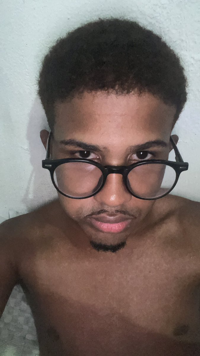 Muriliee's tweet photo. O pestinha que eu carinhosamente chamo de irmão, deu uma cabeçada na minha boca ontem, pqp que ódio https://t.co/oUavMkSwsL
