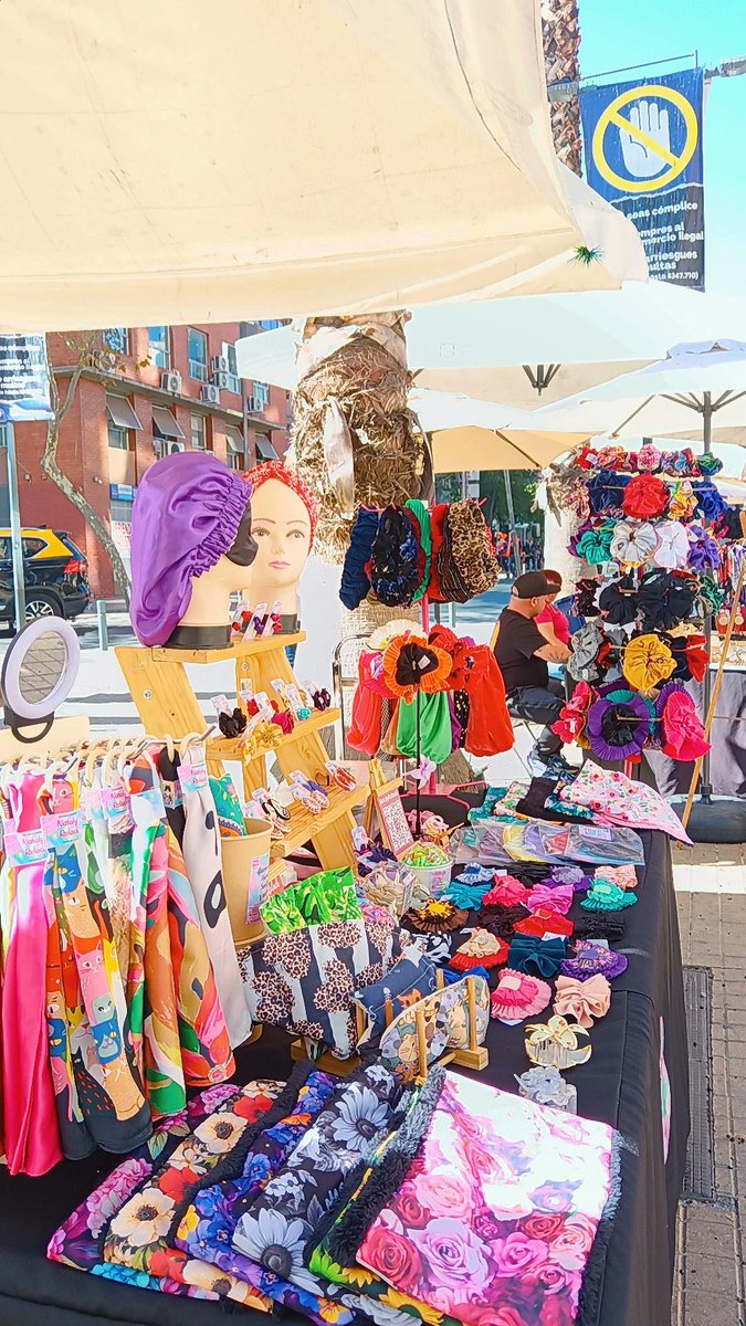 Si quieres darte una manito de gato... Estoy en Luis Thayer Ojeda, al ladito de la escalera mecánica del Costanera Center.

Denle RT porfa, no he vendido nada y estoy desde el lunes.
Con tu compra pago mi dentista 😅