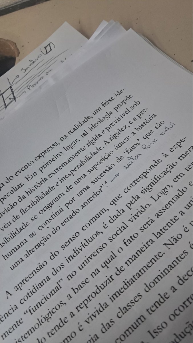 Eu adoro fazer com textos teóricos o tal "dialogo com o autor" como se tivesse contando uma fofoca a um/a amigo/a