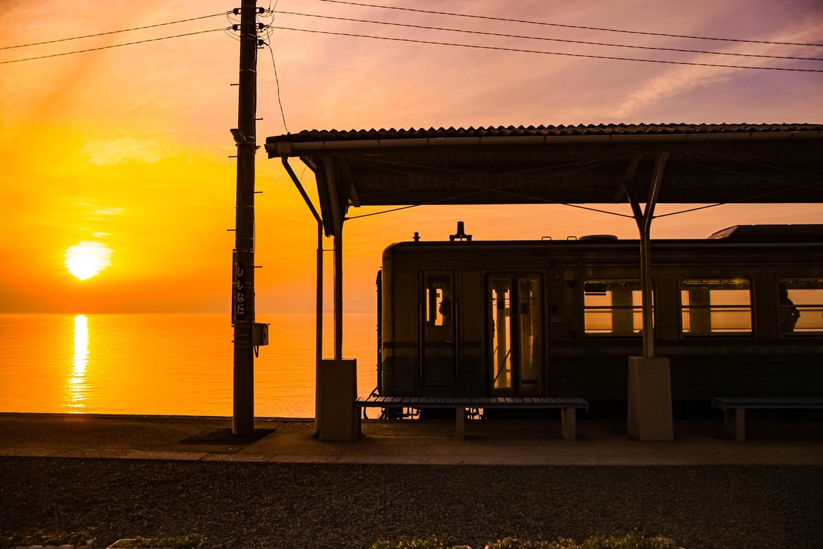 naonao77700's tweet image. こんばんはヽ(*＾ω＾*)ﾉ

皆さま、一日お疲れ様でした🍀🍀🍀🐻✨☕️🍪

夜勤、お弁当🐻🍙タイム✨

良い夜をゆっくり過ごしてくださいね🍀🍀🐻✨

夜勤後半頑張ります🐻✌️✨

瀬戸の夕暮れにそなる電車🚃🌇

＃下灘駅
＃夕日