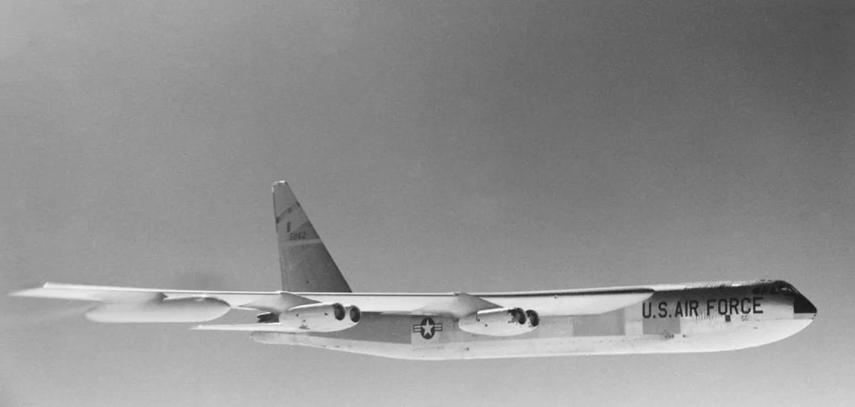 TheatrumBelli's tweet image. 15 avril 1952 : premier vol du #bombardier américain Boeing #B52 Stratofortress.
---
Il peut transporter jusqu’à 31 500 kg de munitions air-sol et parcourir plus de 14 000 km sans ravitaillement. Pour la supériorité aérienne, il utilise des missiles air-air et un canon. En