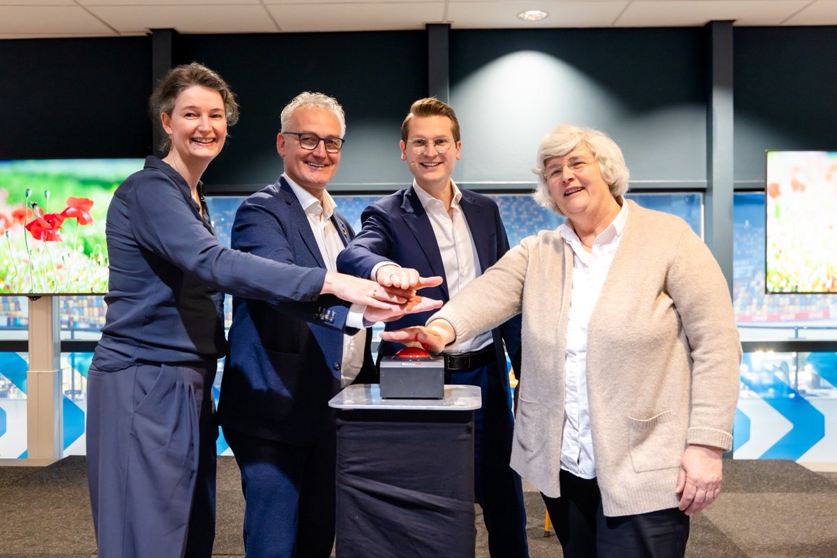 ministerLVVN's tweet photo. Trots om de Biobeurs te openen en de Ekoland Innovatieprijs uit te reiken! Op deze beurs komen keten, kennis en inspiratie samen. Biologische boeren en tuinders nemen, met respect voor mens, natuur en dier, het initiatief om duurzaam en toekomstbestendig te boeren.  1/2 https://t.co/mjQXzEQrrS