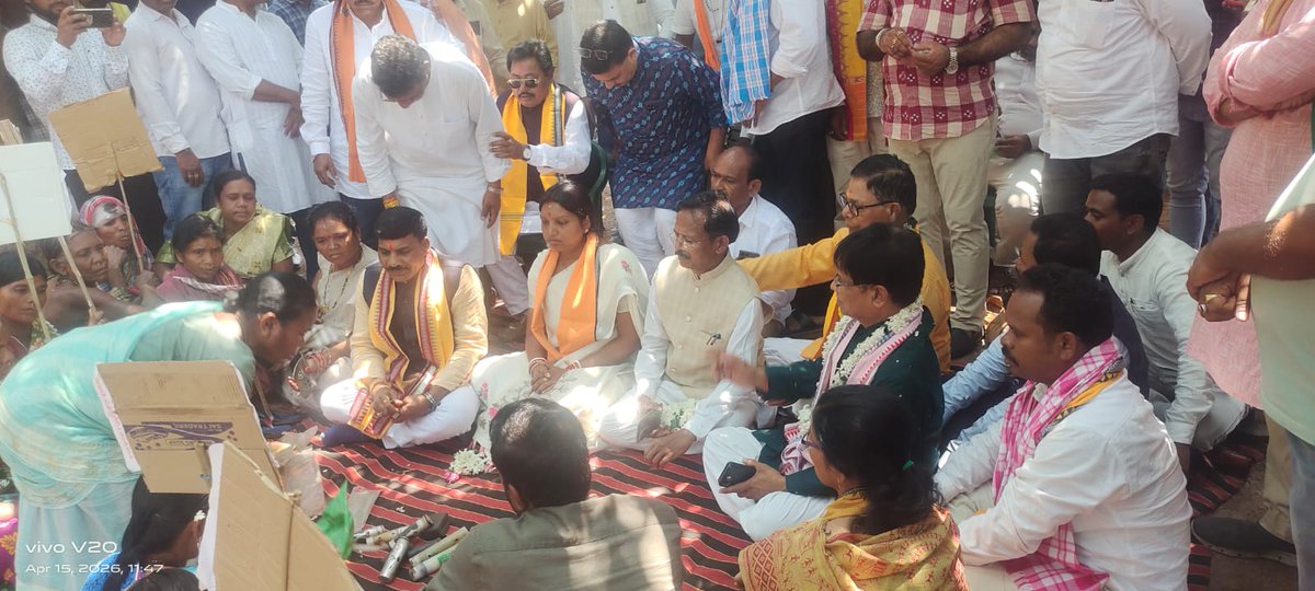 BJP4Odisha's tweet photo. ଗତ ବିଜେଡି ସରକାର ଅମଳରେ ୨୦୨୩ ମସିହାରେ ରାୟଗଡା ଜିଲ୍ଲା କାଶୀପୁର ବ୍ଲକ ଅନ୍ତର୍ଗତ ସିଜିମାଳି ଅଂଚଳରେ ଥିବା ଖଣି ଲିଜ୍ ପ୍ରଦାନ କରାଯାଇଥିଲା । ଲିଜ ପ୍ରକ୍ରିୟାରେ ଅନେକ ଆଇନଗତ ତୃଟି ଅଛି ବୋଲି ଆନ୍ଦୋଳନକାରୀ ଅଭିଯୋଗ କରିଛନ୍ତି । ସେହି କାରଣକୁ ଦର୍ଶାଇ ଖଣି ଅଂଚଳରେ ରାସ୍ତା ନିର୍ମାଣକୁ ସ୍ଥାନୀୟ ବାସିନ୍ଦା ବିରୋଧ କରିଥିଲେ । ଖଣିକୁ ନେଇ ବହୁତ ଲୋକ ଭିନ୍ନ ଭିନ୍ନ କଥା ହେବା କାରଣରୁ ଏବଂ ବିଭିନ୍ନ ରାଜନୈତିକ ଦଳର ବିଭ୍ରାନ୍ତକାରୀ ମନ୍ତବ୍ୟ କାରଣରୁ ସ୍ଥାନୀୟ ବାସିନ୍ଦାଙ୍କ ମନ ଭିତରେ ଭୟ ସୃଷ୍ଟି ହୋଇଛି । ଆଜି ଆଲୋଚନା ସମୟରେ ସ୍ଥାନୀୟ ବାସିନ୍ଦା ଏବଂ ଆନ୍ଦୋଳନକାରୀ ଦାବୀ ପତ୍ର ଜରିଆରେ ପ୍ରତିନିଧିଦଳକୁ ଅଭିଯୋଗ କରିଛନ୍ତି । ଖଣିଖାଦାନକୁ ନେଇ ବିଗତ ଦିନମାନଙ୍କରେ କାଶିପୁର ଅଂଚଳବାସୀଙ୍କୁ ପ୍ରଶାସନ ନିର୍ଯ୍ୟାତନା ଦେଉଥିବା ଏବଂ ଅକାରଣରେ ମିଥ୍ୟା ମକଦ୍ଦମା କରି ଗର୍ଭବତୀ ମହିଳାଙ୍କ ସହିତ ଶିଶୁମାନଙ୍କୁ ଅଧ ରାତିରେ ଜେଲରେ ଭର୍ତି କରିଦିଆଯାଉଥିବାର ଅଭିଯୋଗ କରିଛନ୍ତି । ସିଜିମାଳିବାସୀଙ୍କ ପ୍ରତି ବିଗତ ଦିନରେ ଯେଉଁ ଅନ୍ୟାୟ ଓ ଅତ୍ୟାଚାରର ଅଭିଯୋଗ ଆସିଛି, ତାର ସମାଧାନ ନିଶ୍ଚିତ ହେବ । କାହା ପ୍ରତି କୈାଣସି ଅନ୍ୟାୟ ହେବ ନାହିଁ । ଆମେ ସ୍ଥାନୀୟ ବାସିନ୍ଦାଙ୍କ ସହ ପୁଙ୍ଖାନୁପୁଙ୍ଖ ଆଲୋଚନା କରିଛୁ । ଏଥି ସହ ସ୍ଥାନୀୟ ପୋଲିସ, ପ୍ରଶାସନ ଏବଂ ଜିଲ୍ଲାପାଳଙ୍କ ସହ ମଧ୍ୟ ବିସ୍ତୃତ ଆଲୋଚନା କରିଛୁ । ବାସ୍ତବ ସ୍ଥିତି ଏବଂ ସ୍ଥାନୀୟ ବାସିଙ୍କ ସହ ହୋଇଥିବା ଆଲୋଚନା ସଂପର୍କରେ ଆମେ ମାନ୍ୟବର ମୁଖ୍ୟମନ୍ତ୍ରୀ ଶ୍ରୀ ମୋହନ ଚରଣ ମାଝୀ ଏବଂ ରାଜ୍ୟ ସଭାପତି ଶ୍ରୀ ମନମୋହନ ସାମଲଙ୍କୁ ଅବଗତ କରିବୁ ବୋଲି ପ୍ରତିନିଧି ଦଳର ନେତୃତ୍ୱ ନେଉଥିବା ନବରଙ୍ଗପୁର ସାଂସଦ ଶ୍ରୀ ବଳଭଦ୍ର ମାଝୀ କହିଛନ୍ତି ।
ରାୟଗଡା ଜିଲ୍ଲା କାଶୀପୁର ବ୍ଲକ ଅନ୍ତର୍ଗତ ସିଜିମାଳି ଅଂଚଳରେ ଉପୁଜିଥିବା ଆଇନଶୃଙ୍ଖଳା ପରିସ୍ଥିତିକୁ ଅନୁଧ୍ୟାନ କରିବା ପାଇଁ ମାନ୍ୟବର ରାଜ୍ୟ ସଭାପତି ଶ୍ରୀ ମନମୋହନ ସାମଲଙ୍କ ନିର୍ଦ୍ଦେଶରେ ନବରଙ୍ଗପୁର ସାଂସଦ ଶ୍ରୀ ବଳଭଦ୍ର ମାଝୀଙ୍କ ନେତୃତ୍ୱରେ ଭାରତୀୟ ଜନତା ପାର୍ଟୀର ଏକ ଉଚ୍ଚସ୍ତରୀୟ ପ୍ରତିନିଧି ଦଳ ଗସ୍ତ କରିଥିଲେ । ଏହି ପ୍ରତିନିଧି ଦଳରେ ବିଧାୟକ ଶ୍ରୀ ରଘୁରାମ ମାଛ, ଶ୍ରୀ ରୁପୁ ଭତ୍ରା, ଶ୍ରୀ ସୁଧୀର ପାଟ୍ଟଯୋଶୀ; ପୂର୍ବତନ ବିଧାୟକ ଶ୍ରୀ ତ୍ରିନାଥ ଗମାଙ୍ଗ ଓ ଶ୍ରୀ କୈଳାଶ କୁଲେଶିକା; କୋରାପୁଟ ସାଂସଦ ପ୍ରାର୍ଥୀ କାଳିରାମ ମାଝୀ, ରାୟଗଡା ବିଧାୟକ ପ୍ରାର୍ଥୀ ବସନ୍ତ ଉଲାକା, ରାଜ୍ୟ ସାଧାରଣ ସଂପାଦିକା ପୂର୍ଣ୍ଣିମା ନାୟକ, ରାୟଗଡା ଜିଲ୍ଲା ସଭାପତି ଗୋପୀ ଆନନ୍ଦ, ରାୟଗଡା ଜିଲ୍ଲା ପୂର୍ବତନ ସଭାପତି ଶିବ ପଟ୍ଟନାୟକ, ରାଜ୍ୟ କାର୍ଯ୍ୟକାରିଣୀ ସଦସ୍ୟ ସୁମନ୍ତ ପ୍ରଧାନଙ୍କ ସମେତ ଅନେକ ନେତୃବୃନ୍ଦ ଉପସ୍ଥିତ ଥିଲେ ।