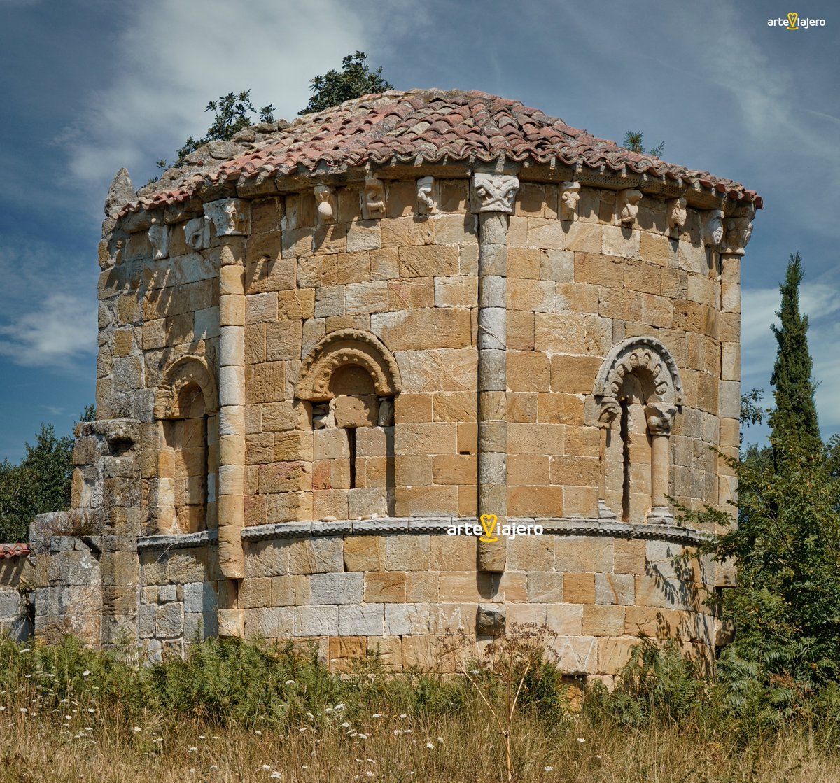 arteviajero_com's tweet image. Aquí tienen las evocadoras ruinas de la iglesia de Bárcena de Pienza (45 habitantes, Burgos). El templo conserva un armonioso ábside románico con magníficos capiteles, ventanales, canecillos...⬇️⬇️⬇️
arteviajero.com/articulos/las-…
#photography #arte