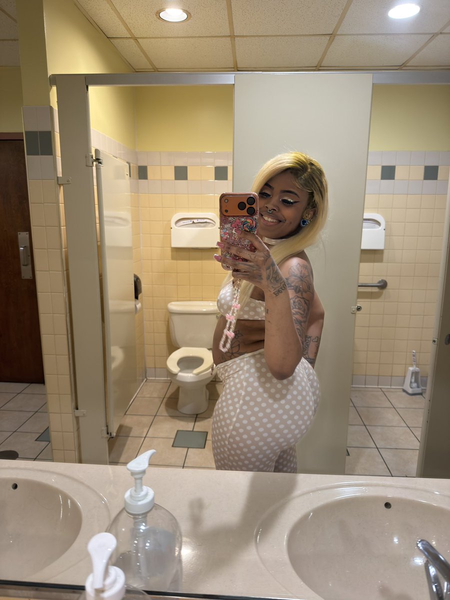 kii2tattedd's tweet image. Pretty bitches love polka dots😂🕺🏽🔥🩷
Nails: @Yoni_K97 
#lesbian #wlw #friends #milwaukee