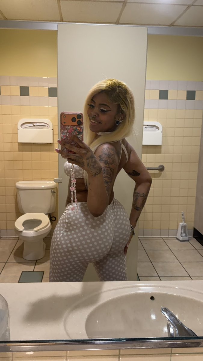 kii2tattedd's tweet image. Pretty bitches love polka dots😂🕺🏽🔥🩷
Nails: @Yoni_K97 
#lesbian #wlw #friends #milwaukee