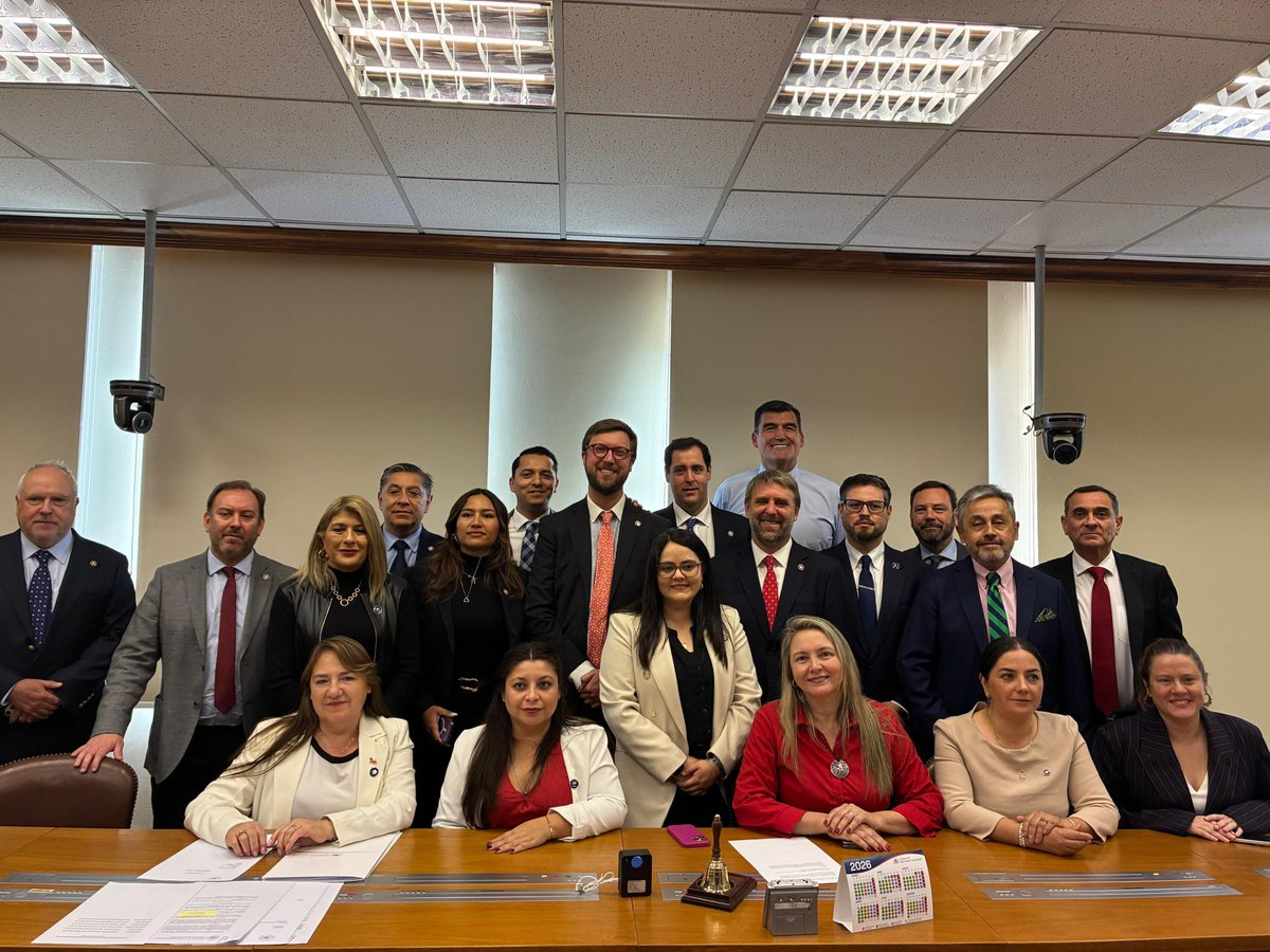 comjudiachile's tweet photo. Un tremendo impulso a las relaciones entre Chile e Israel 🇨🇱🇮🇱
La constitución del Comité Parlamentario Chile–Israel, conformado por 52 integrantes del Congreso, marca un paso significativo en el fortalecimiento del vínculo bilateral.

Este espacio representa una oportunidad para profundizar el diálogo, la cooperación y el entendimiento, promoviendo una relación basada en el respeto mutuo, los valores democráticos y la colaboración de ambos países en beneficio de todos los chilenos.

@IsraelinChile