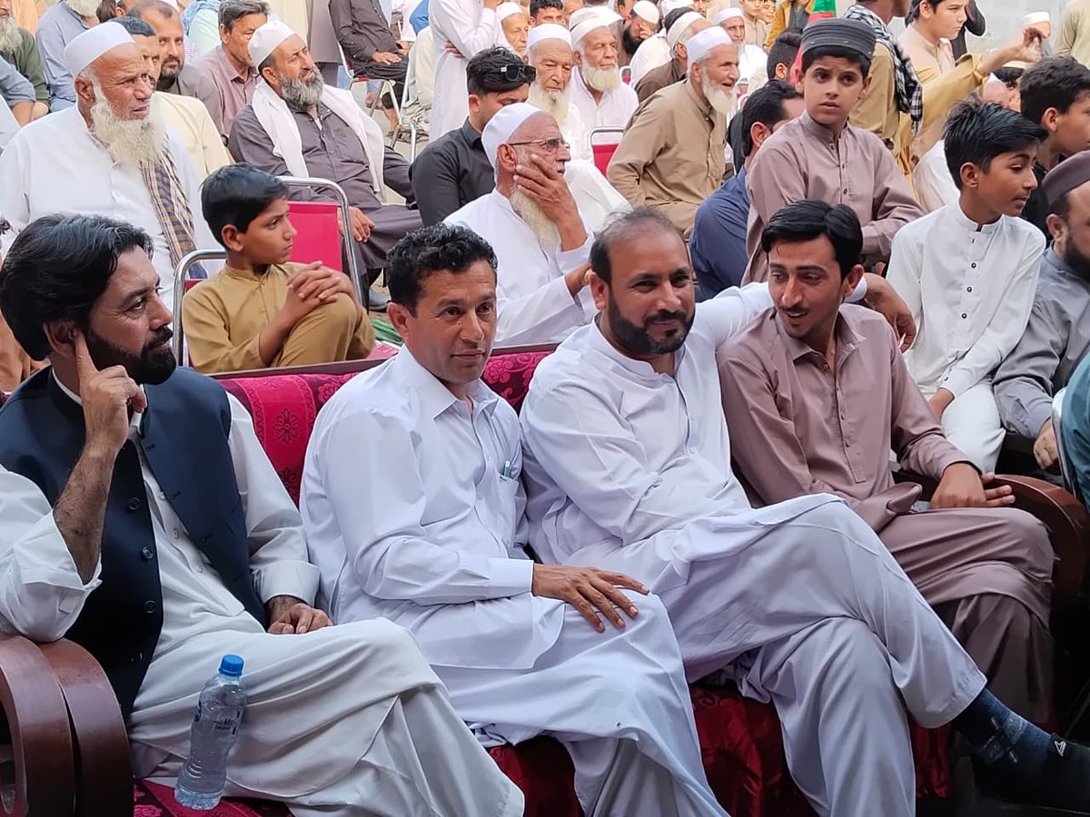 ڈسٹرکٹ چارسدہ چیئرمین زکوٰۃ مزمل خان ،تحصیل شبقدر سابقہ ناظم غفار اللّٰہ شیخ ،جنرل سیکرٹری پاکستان تحریک انصاف فیاض خان کے ساتھ شمولیتی جلسے میں