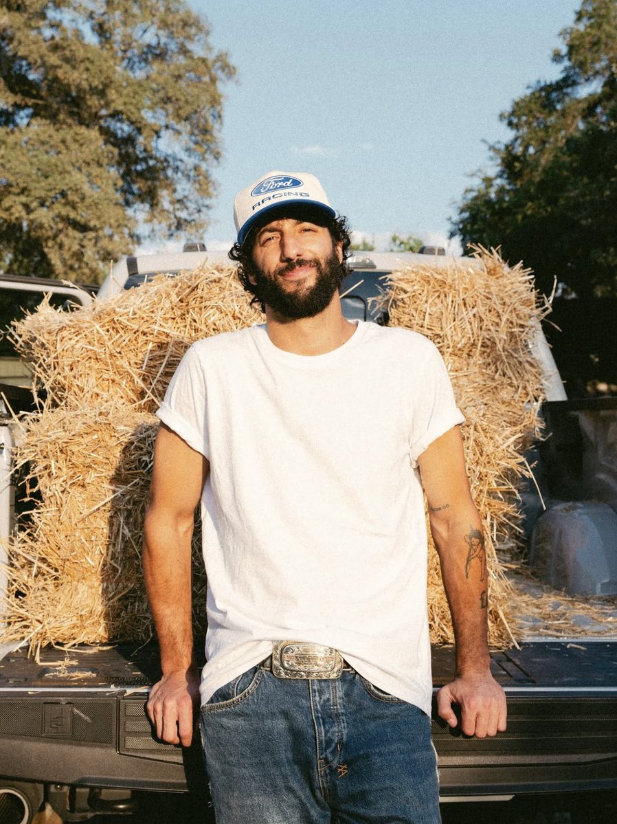 OKAY PAUSE! DANIEL SIGN OF LIFEEE FINALLY!!  🤍