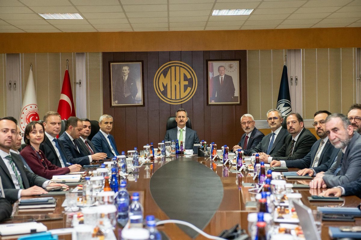 halukgorgun's tweet photo. 📍 Ankara & Kırıkkale 🏭🇹🇷

MKE tesislerinde yürütülen Ar-Ge çalışmalarını, modernizasyon ve kapasite artırım faaliyetlerini yerinde inceledik.

Savunma Sanayii Başkanlığı olarak kritik üretim alanlarında sürekliliği güçlendiren, tedarik güvenliğini tahkim eden ve sanayi ekosistemimizi bütüncül bir yaklaşımla geliştiren çalışmalarımızı kararlılıkla sürdürüyoruz.

Gerçekleştirilen yatırımlarla MKE; ürün gamını ve üretim kapasitesini genişletirken, mühimmatlarda kullanılan enerjik malzemelerden patlayıcılara ve kritik kimyasallara kadar uzanan geniş bir alanda yerli ve millî üretim kabiliyetini derinleştirmektedir.

MKE’nin sahip olduğu üretim kabiliyeti ve artan kapasitesi; savunma sanayiimizin sahadaki gücünü ve sürdürülebilirliğini daha da ileri taşımaktadır.

Başta @MKEgovtr olmak üzere emeği geçen tüm yöneticilerimize, mühendislerimize ve çalışanlarımıza teşekkür ediyorum.

Cumhurbaşkanımız Sayın Recep Tayyip Erdoğan’ın ortaya koyduğu vizyon doğrultusunda; savunma sanayiimizde üretim gücümüzü ve stratejik kapasitemizi kararlılıkla artırmaya devam ediyoruz. 🇹🇷

#MilliTeknolojiHamlesi
#MilliYetkinlikHamlesi