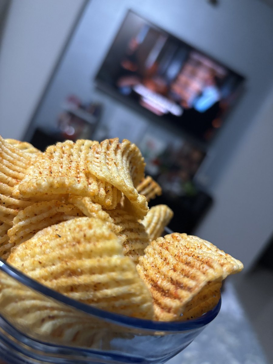 GalOutOfControl's tweet image. Chicken Popcorn n Chips 🤤😋 #DinDin in bed while I binge watch..