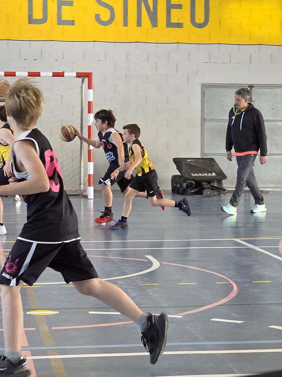 BasquetSineu's tweet photo. Crònica Mini Masculí CB Sineu @fontmallorca 
Victòria contra el Sant Llorenç 
Tot i la victòria, ha estat un partit on els nostres jugadors s'han relaxat durant la major part del partit, fet que haurem de millorar Per això ara toca seguir millorant
 
1, 2, 3, Bàsquet  Sineu ❗❗ https://t.co/MbyDxuKIae