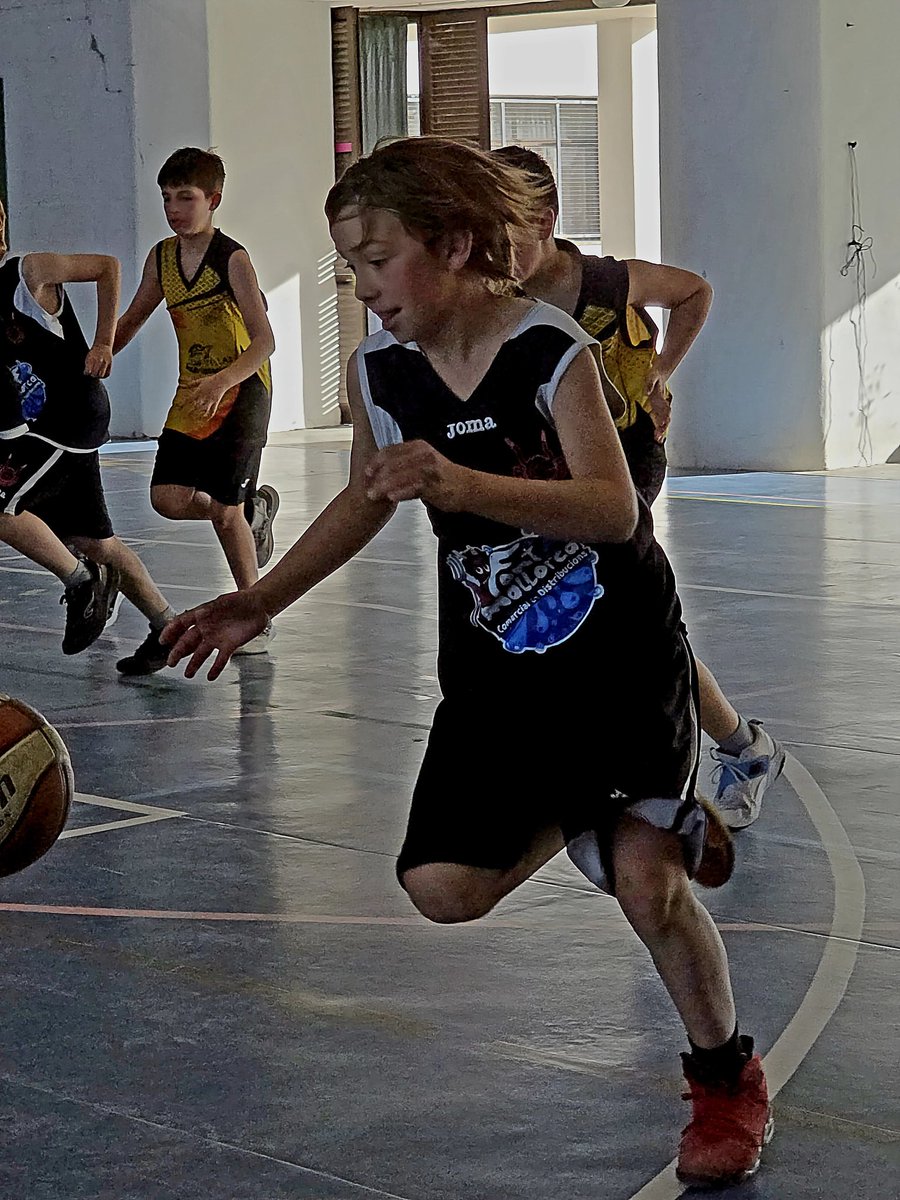BasquetSineu's tweet photo. Crònica Mini Masculí CB Sineu @fontmallorca 
Victòria contra el Sant Llorenç 
Tot i la victòria, ha estat un partit on els nostres jugadors s'han relaxat durant la major part del partit, fet que haurem de millorar Per això ara toca seguir millorant
 
1, 2, 3, Bàsquet  Sineu ❗❗ https://t.co/MbyDxuKIae