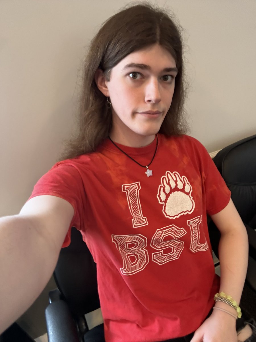 mick_stickyy's tweet photo. Im a very open and proud trans person except at the dentist because I feel like itd be more annoying to explain to them im trans. So instead I just wear baggy shirts to hide my boobs #boymode https://t.co/ISnborTRRg