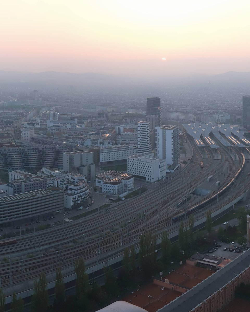 uwz_at's tweet image. Der letzte Sonnenuntergang mit nordafrikanischem Flair liegt hinter uns (im Bild #Wien). Ab morgen zieht sich die #Saharastaub-Wolke wieder zurück in Richtung Süd- bzw. Südosteuropa. 🟤⏩🟠⏩🔵

📸 a1-arsenal.panomax.com