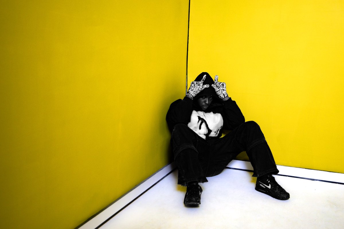 MusicConnoisseu's tweet photo. SunnyBoyFitz 👤

Copyright Kid 🚨💿

May 13th 📆

SUNNYBOYFITZ LOCKS INTO THE ORIGINAL UK SOUND 🇬🇧🔥

Channel U visuals, pirate radio energy, that early 2000s rawness, no polish, just real culture.

No chasing trends, he’s reviving the era that built this thing.

One to remember https://t.co/vY9c6h4hlp