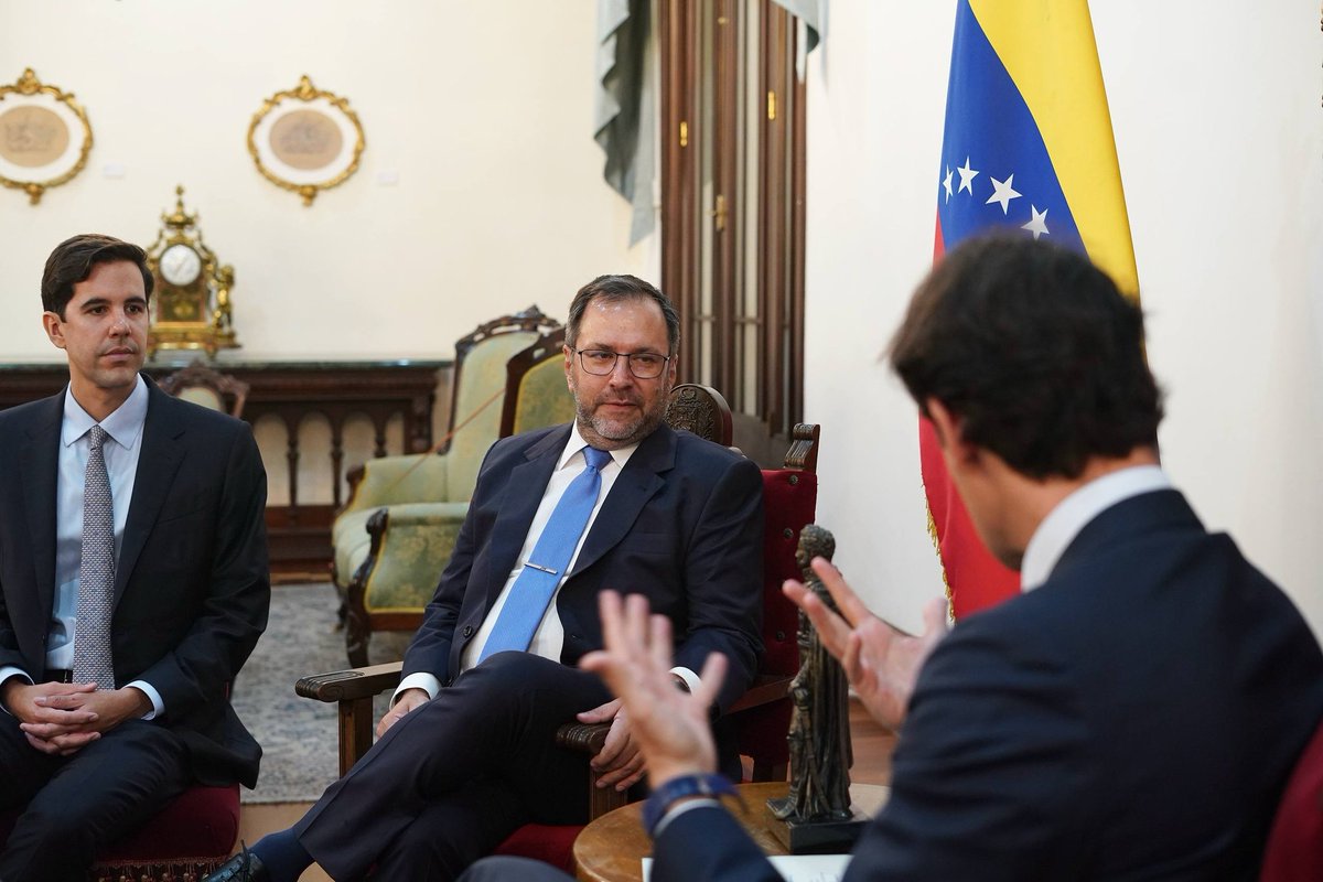 yvangil's tweet photo. Mantuvimos una reunión cordial con Pelayo Castro Zuzuárregui, Director General Adjunto para las Américas en el Servicio Europeo de Acción Exterior (SEAE), y con María Antonia Calvo Puerta, encargada de negocios de la Unión Europea (UE) en Venezuela. Durante el encuentro, discutimos estrategias para fortalecer la cooperación entre Europa y nuestra nación, siempre en un marco de respeto, diálogo y en beneficio mutuo para nuestros pueblos.