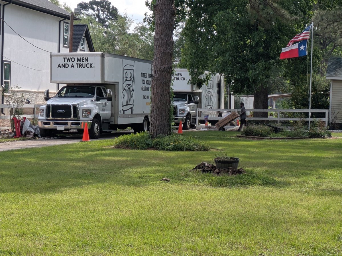 TwoMenHoustonNW's tweet image. A cool morning for a big move! 🚚 Our team is ready and trucks are loading to get you settled. Need help? Contact us today! #MovingDay #TwoMen